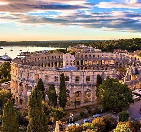 Central Apartments Pula Bagian luar foto